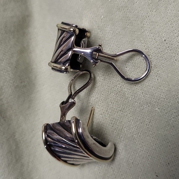 DAVID YURMAN 14 KT YELLOW GOLD AND SILVER EARRINGS WITH OMEGA BACKS - Picture 3 of 6